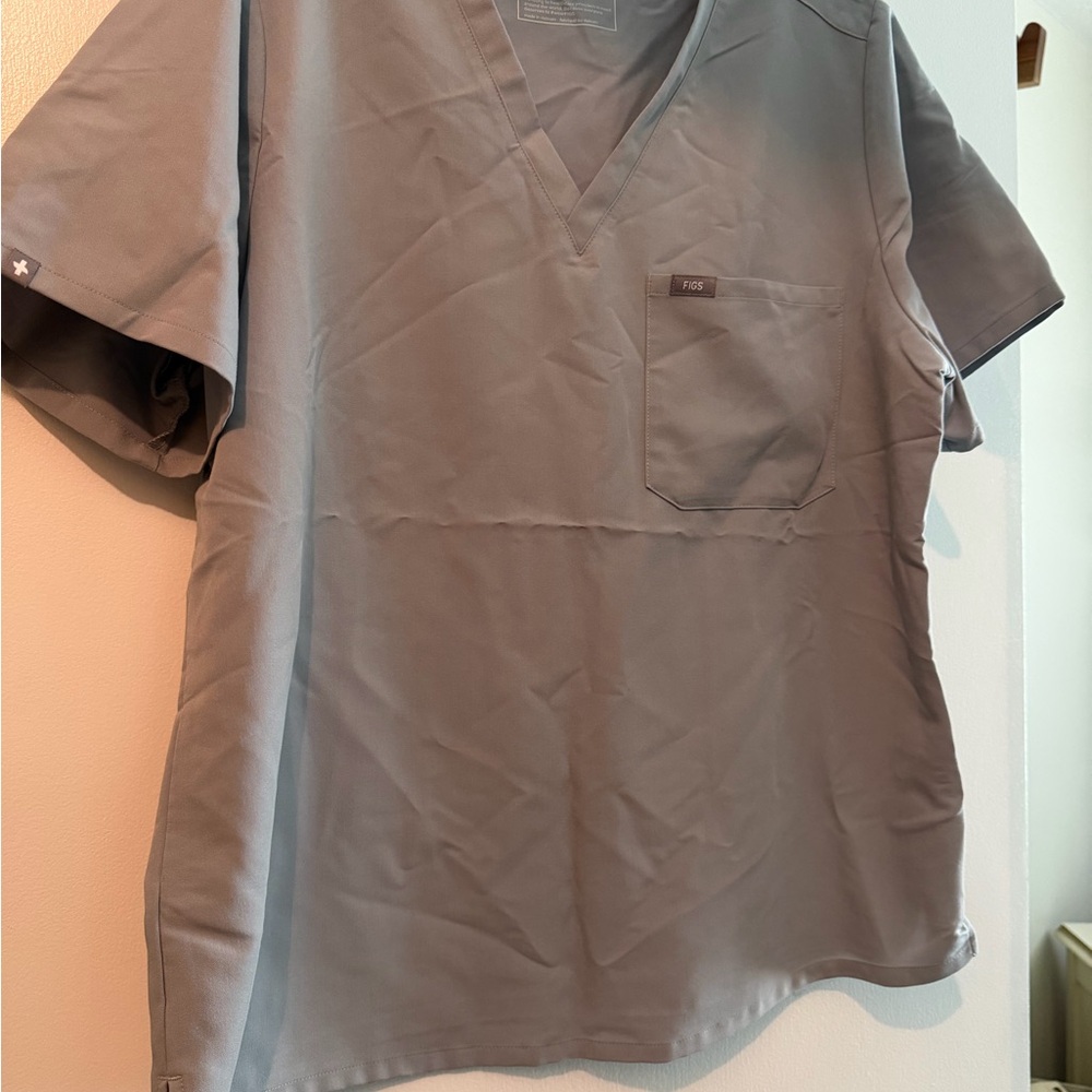 EUC FIGS Women’s Catarina One Pocket Scrub Top in Cement